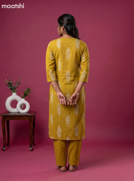 Mehandi Green Cotton Floral Printed Straight Suit