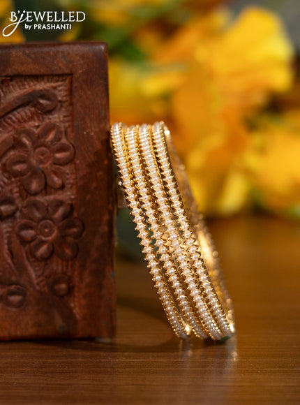 Pearl bangle with pearls in gold finish