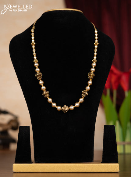 Pearl necklace with simple design